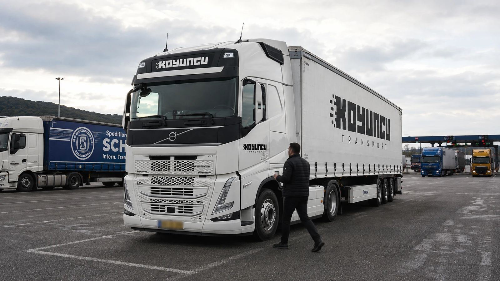 Koyuncu Transport combinatie op een Europese truckparking bij de grens